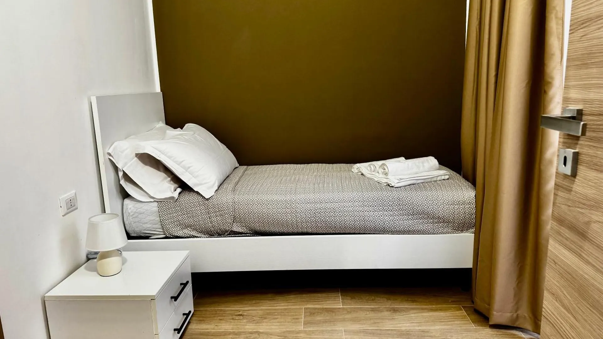 פלרמו Regina Rooms 0*,  איטליה